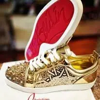 Sneakers dorées cloutées à semelle rouge laquée