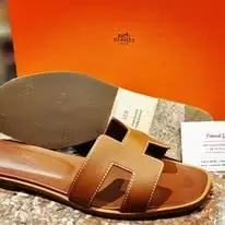 Sandales plates en cuir gold avec ressemelage gomme