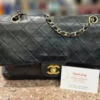 Sac matelassé noir à chaîne dorée entretenu à l'atelier