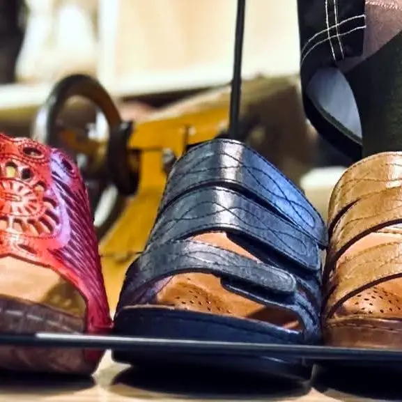 Rangée de sandales et mules d'été en cuir coloré