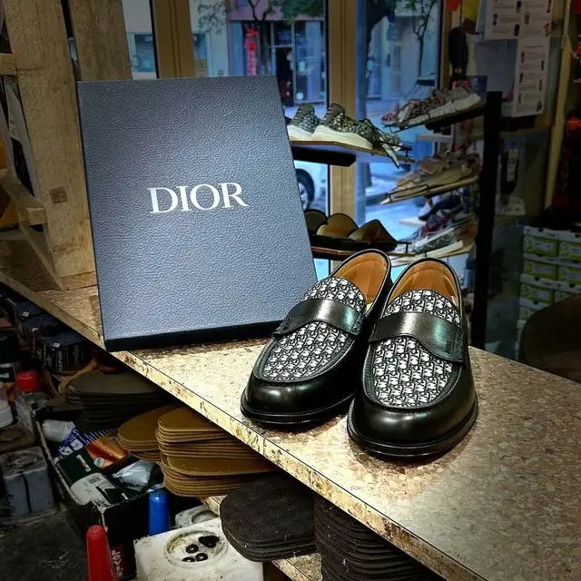 Mocassins de grande maison confiés à l'atelier, posés sur le comptoir après intervention